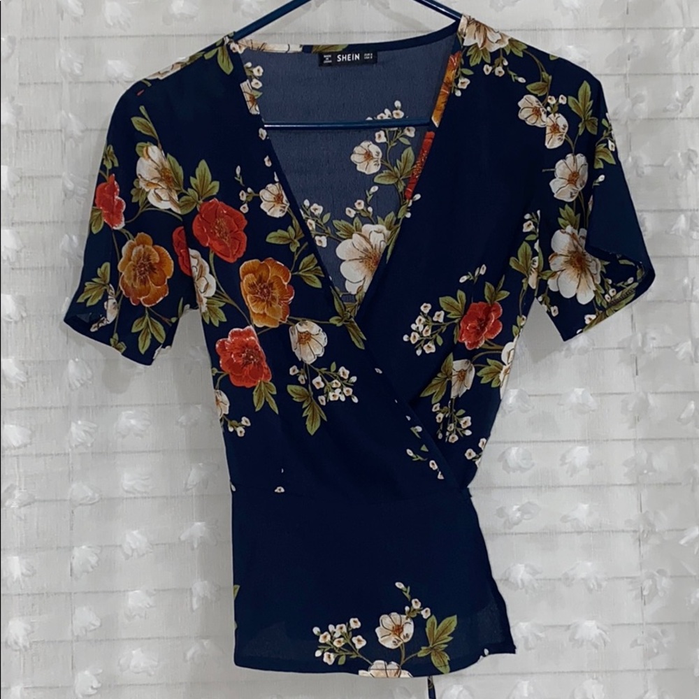 Navy Blouse With Flower Détail 🌺
